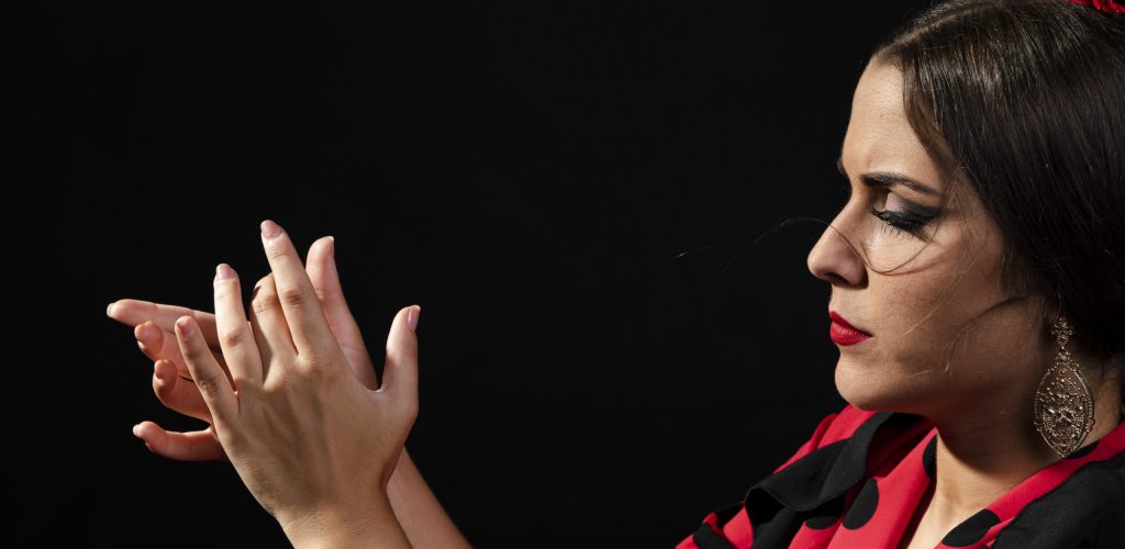 close-up-mujer-flamenca-manos-aplaudiendo